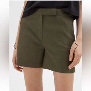 Theory•Waist Tab Short in Good Linen
Color: Dark Olive
Size: 4